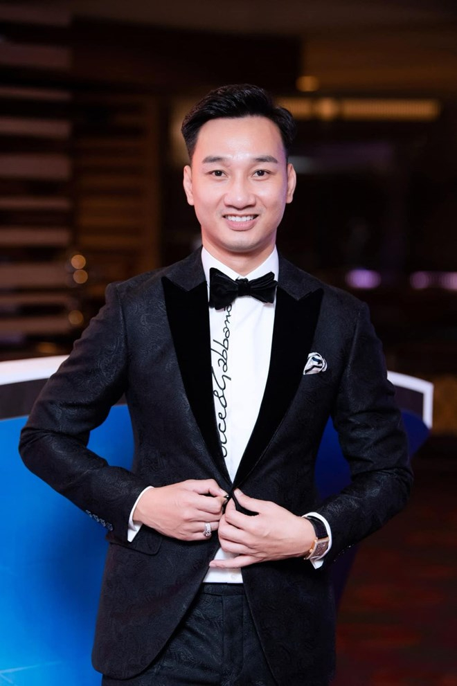 Nam MC cưới cô tiếp viên hàng không kém 8 tuổi: Mua đứt penthouse tặng vợ, độ cưng chiều ngang tổng tài ngôn tình