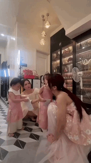 Khu vực tầng 1 rộng rãi, được bố trí khéo léo những hệ tủ để tăng khả năng lưu trữ và làm đẹp không gian