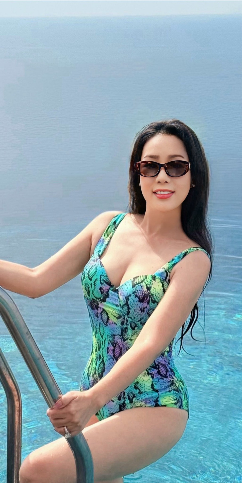 Ở tuổi U60, sắc vóc của NS Trịnh Kim Chi vẫn khiến nhiều chị em nhiệt tình xin vía. Ảnh: FBNV