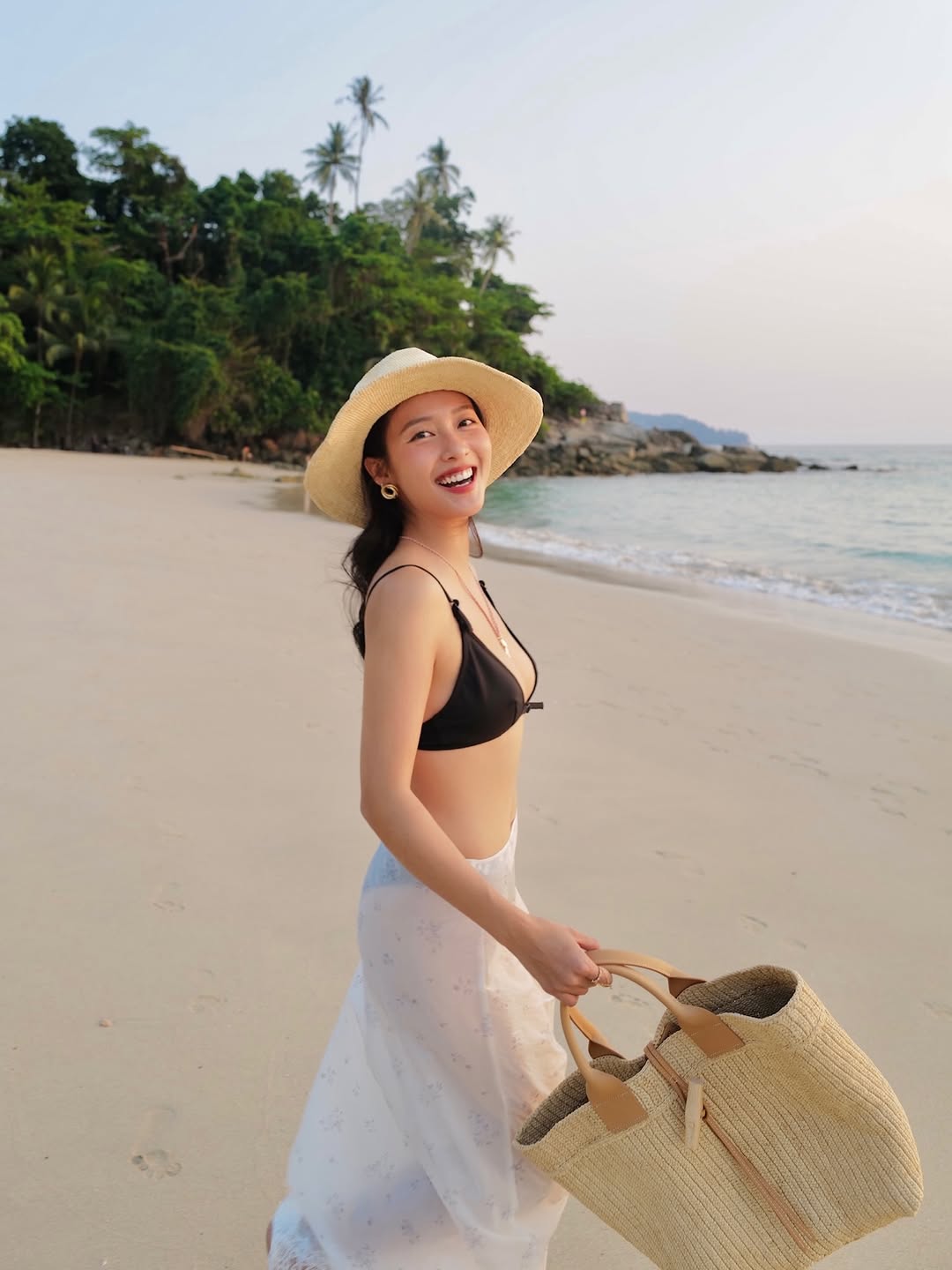 Mỹ nhân showbiz hậu tăng 10 cân: Body đẹp xuất sắc, làn da mướt mát không cần filter, cứ đi biển là gây sốt
