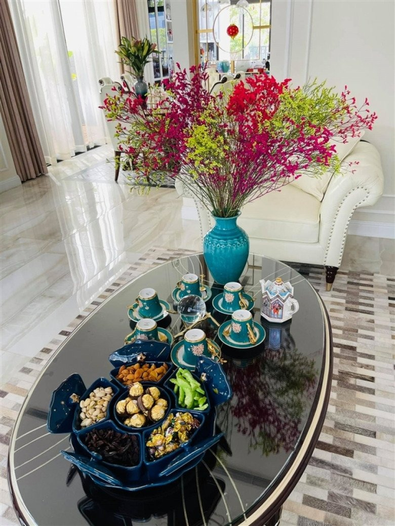 Bên cạnh nội thất sang xịn, nhưng bình hoa tươi luôn là điểm nhấn không thể thiếu trong biệt thự của vợ chồng nữ MC