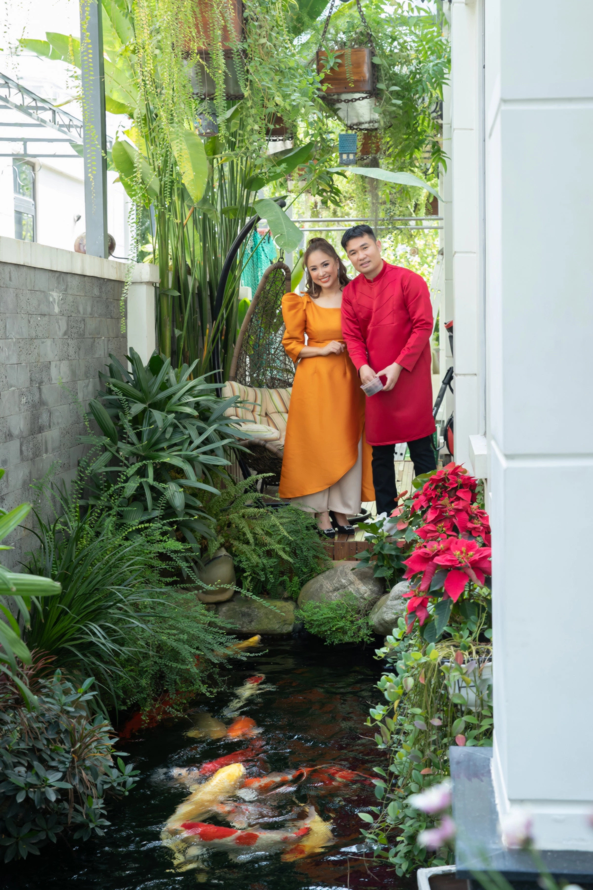 Hồ cá koi cạnh biệt thự giúp không gian thêm sang trọng, đẳng cấp