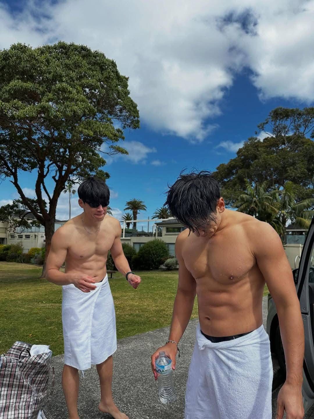 Nam ca sĩ bị cả nước ghét vì dám cưới quốc bảo nhan sắc: Body U50 “thần sầu” đang viral mạng xã hội