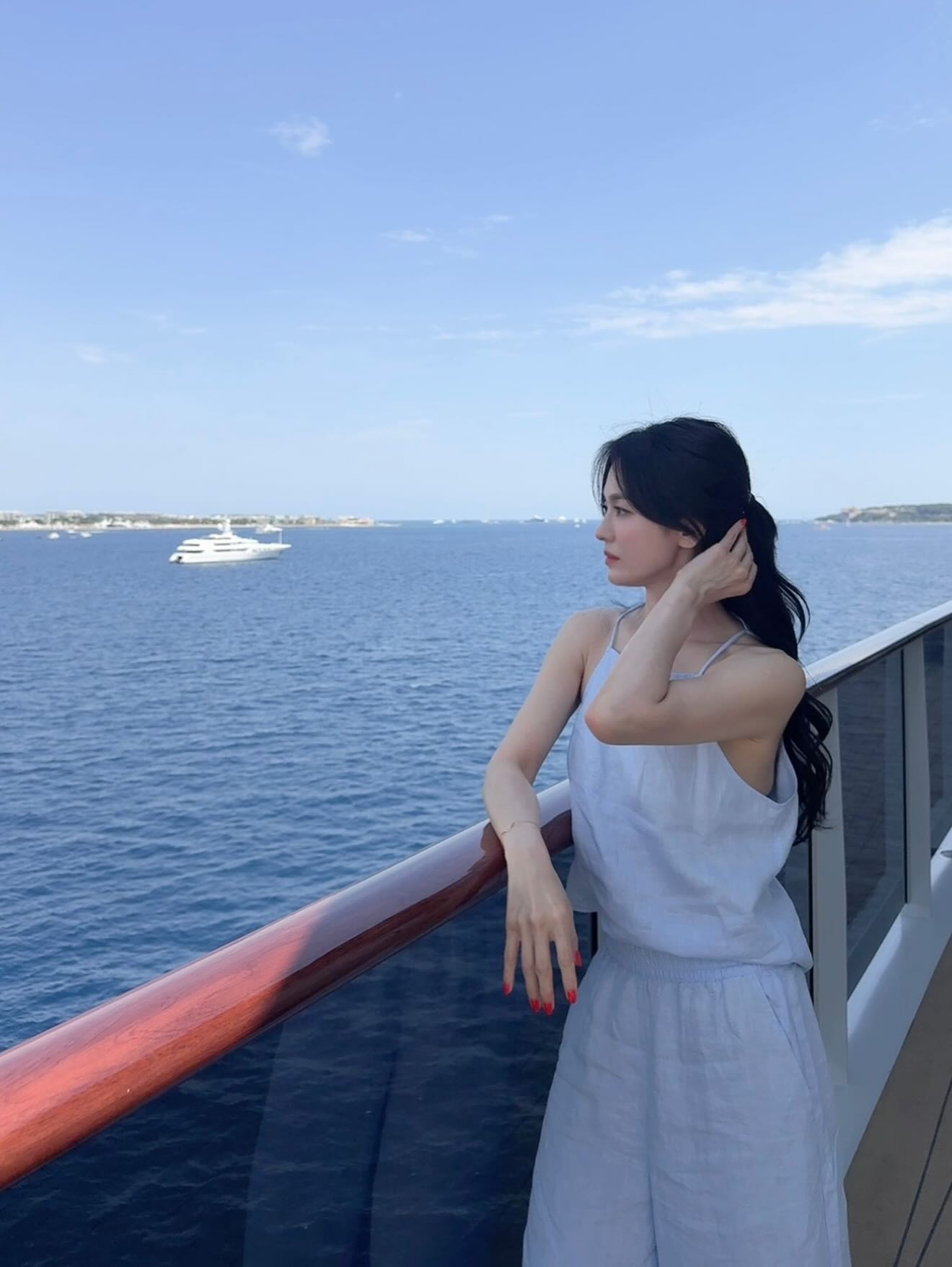 Song Hye Kyo gây bão khi mặc toàn đồ rẻ tiền đi nghỉ dưỡng trên du thuyền siêu sang lớn nhất thế giới