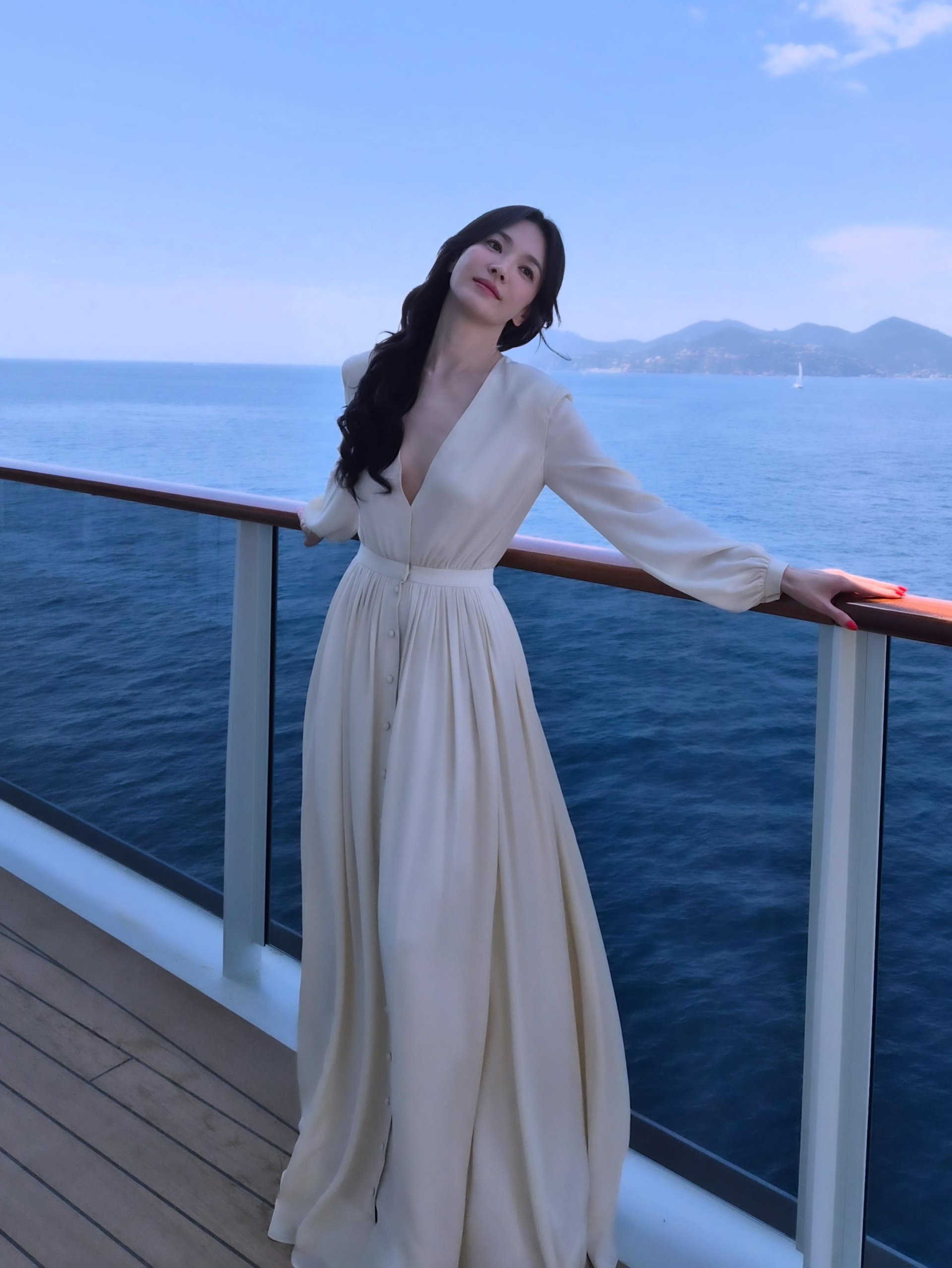 Song Hye Kyo gây bão khi mặc toàn đồ rẻ tiền đi nghỉ dưỡng trên du thuyền siêu sang lớn nhất thế giới