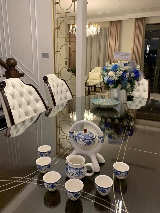 Bàn ăn có thiết kế đồng điệu với sofa phòng khách, thêm phần hài hòa với tổng thể kiến trúc của biệt thự