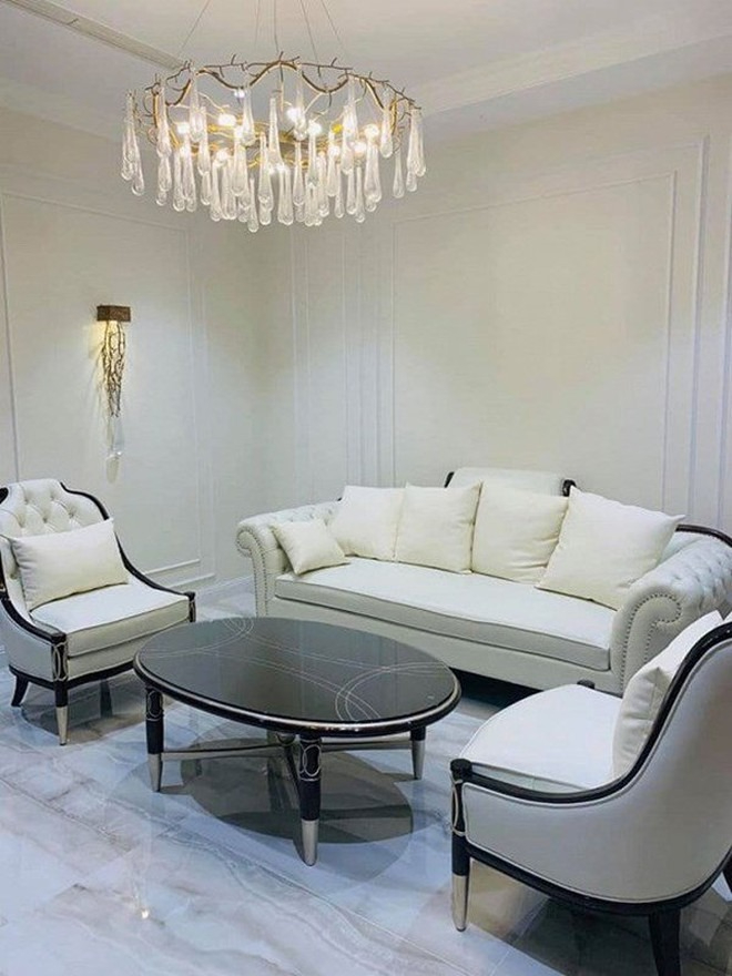 Vợ chồng Vân Hugo lựa chọn bộ sofa tông trắng kem làm điểm nhấn cho không gian