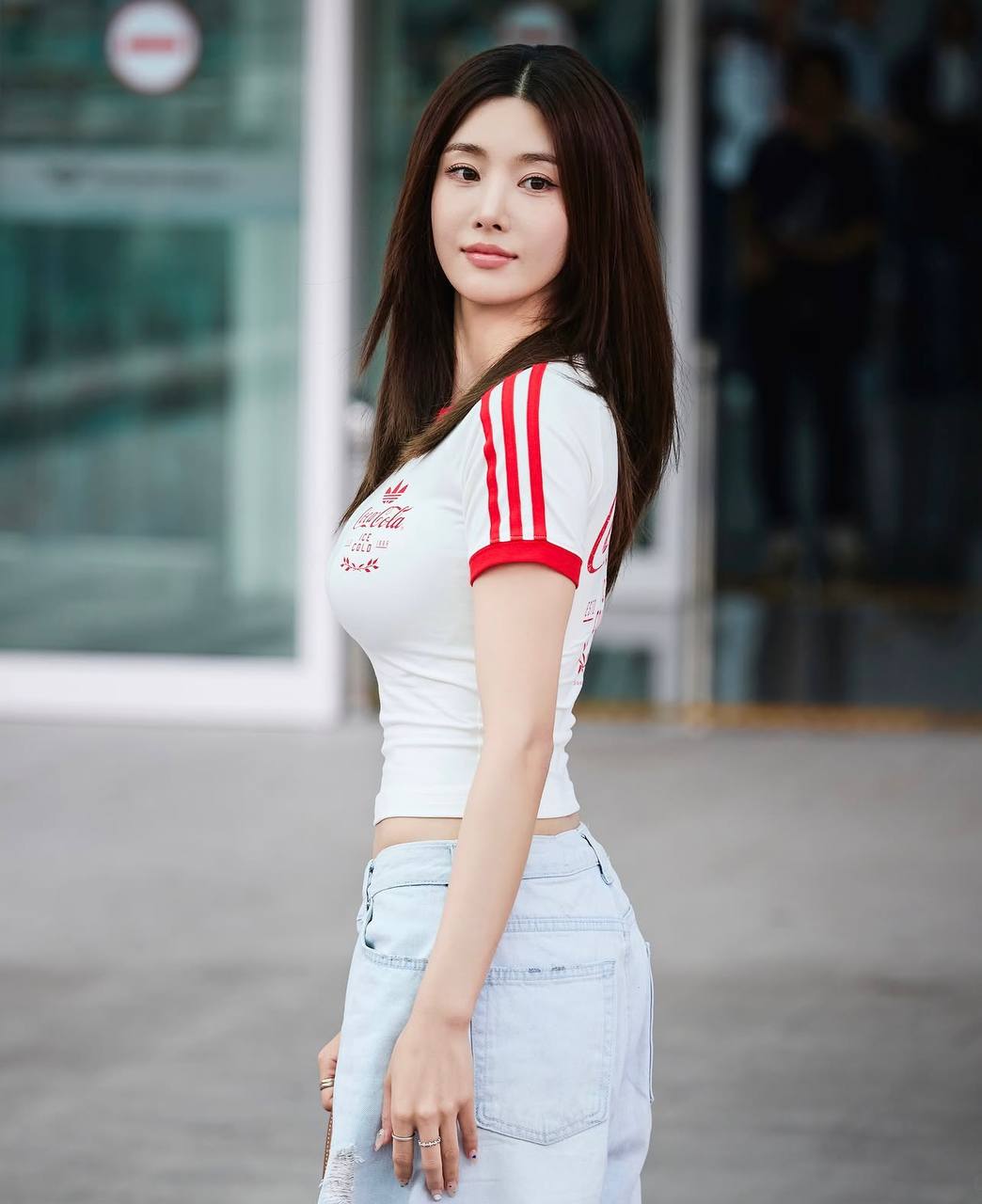 Set đồ trẻ trung, không hở nhưng vẫn cực sexy của Kwon Eunbi. (Ảnh: Instagram)
