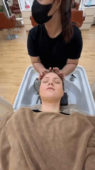 Sau các bước gội xả sẽ đến các bước massage thư giãn cho da đầu, cổ vai gáy