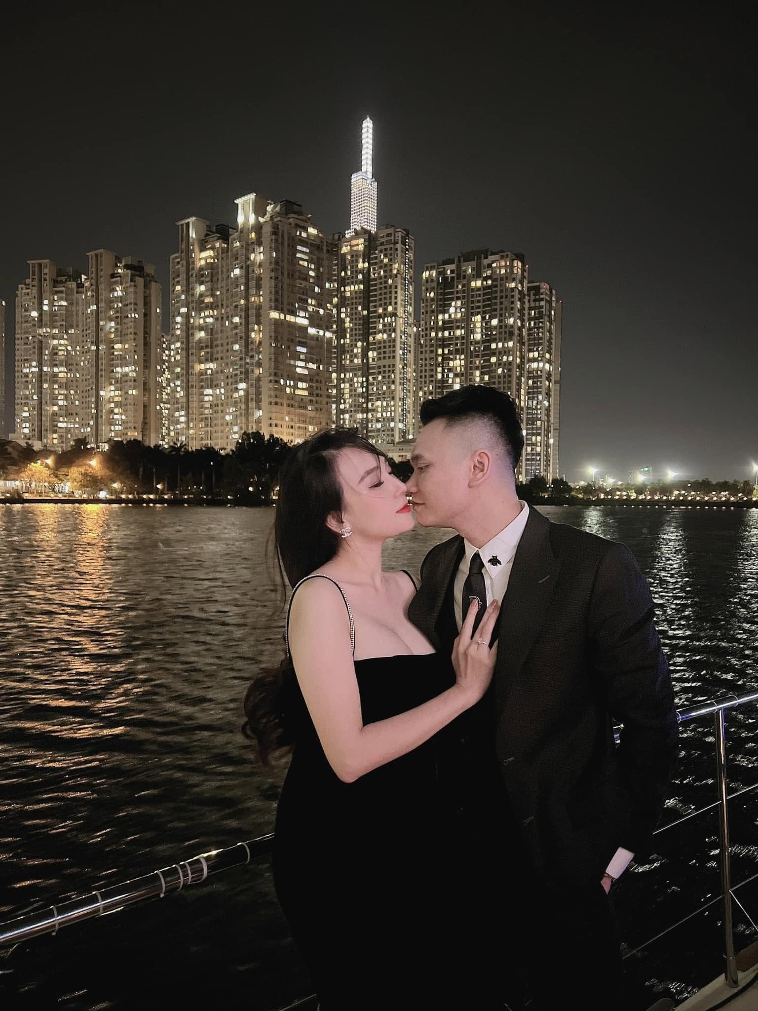 Khắc Việt và vợ DJ Thảo Bebe chính thức về một nhà vào tháng 4/2018. Ảnh: FBNV