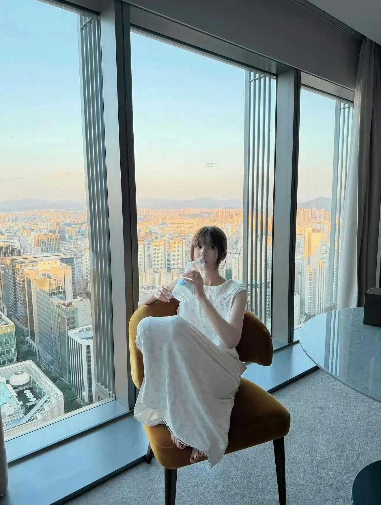 Hot girl mạng vụt sáng thành sao hạng A: Gương mặt sáng bừng như nắng hạ, gu thời trang khiến 1,4 tỷ dân xiêu lòng