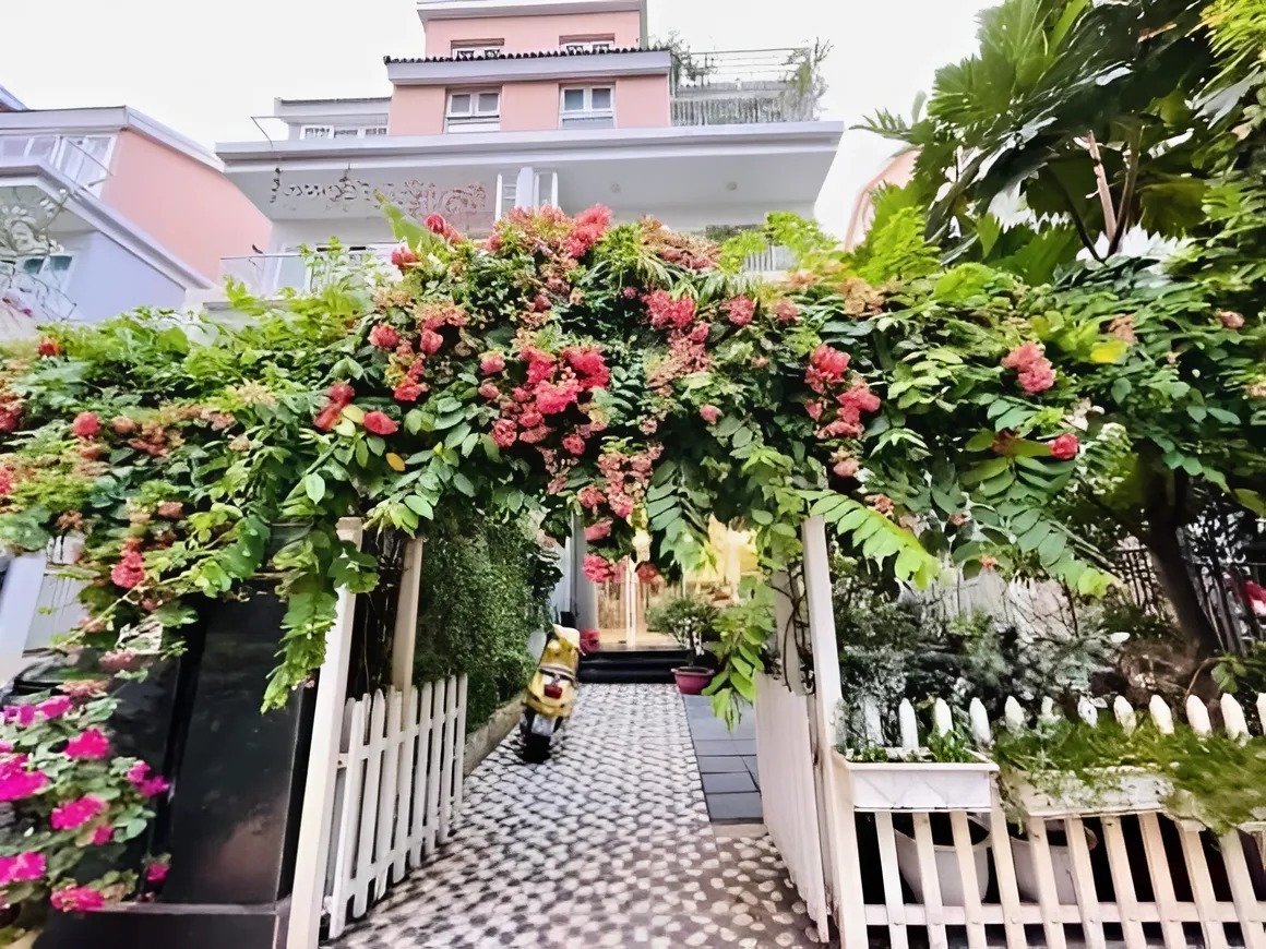 Biệt thự 4 tầng của Thân Thúy Hà không chỉ to đẹp mà còn ngập tràn hoa lá