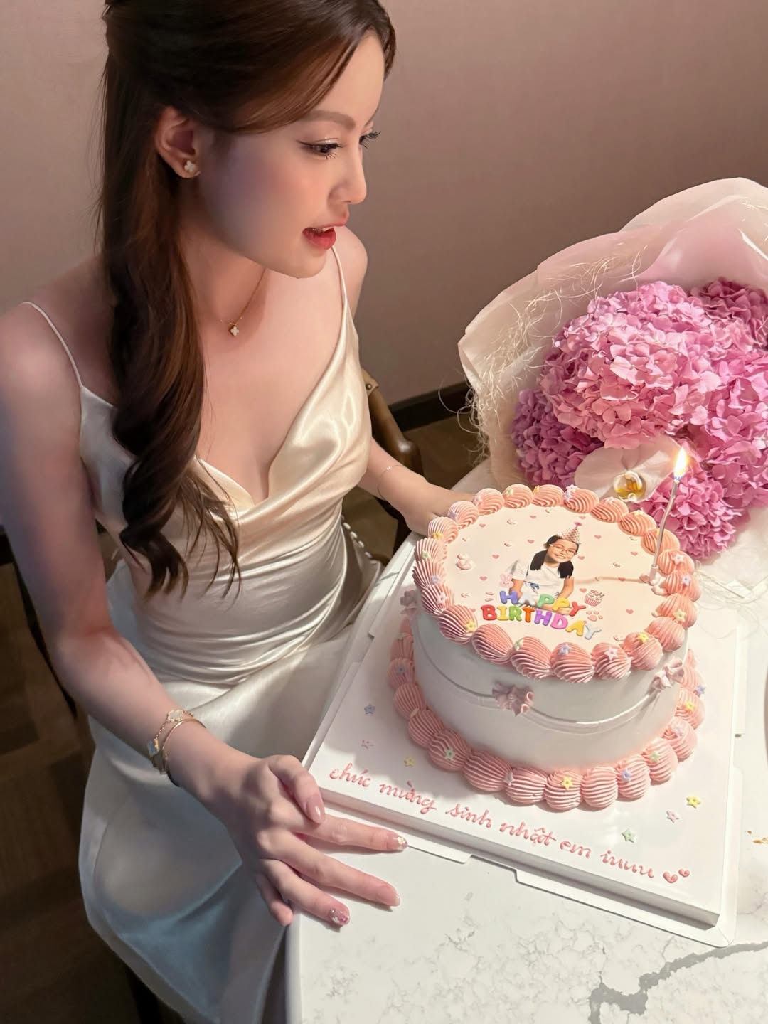 Tăng Mỹ Hàn khoe loạt ảnh đón tuổi mới, vẫn là chiếc bánh màu hồng quen thuộc và bó hoa cẩm tú cầu cô nhận được vào các dịp đặc biệt.
