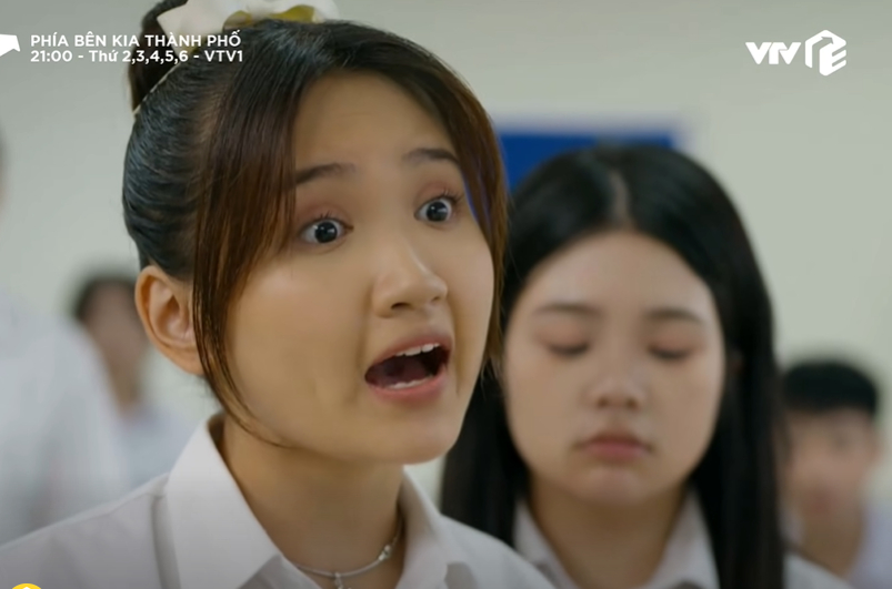 Phi Yến - nhân vật trong phim Phía Bên Kia Thành Phố luôn xuất hiện với vẻ ngoài đỏng đảnh, kiêu căng