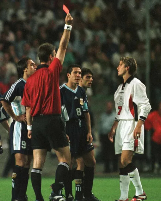 David Beckham bị truất quyền thi đấu trong trận đấu vòng 16 đội World Cup 1998 gặp Argentina tại World Cup 1998 (Ảnh: Arnold Slater /Daily Mirror/Mirrorpix qua Getty Images)