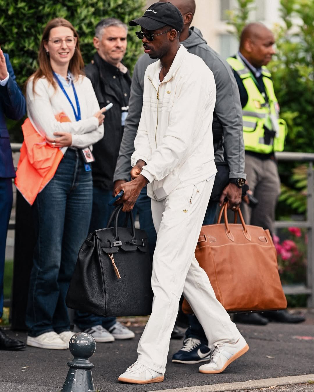 Marcus Thuram cùng chiếc túi Hermes 50cm HAC màu đen có giá gần 1 tỷ đồng. (Nguồn: Instagram)