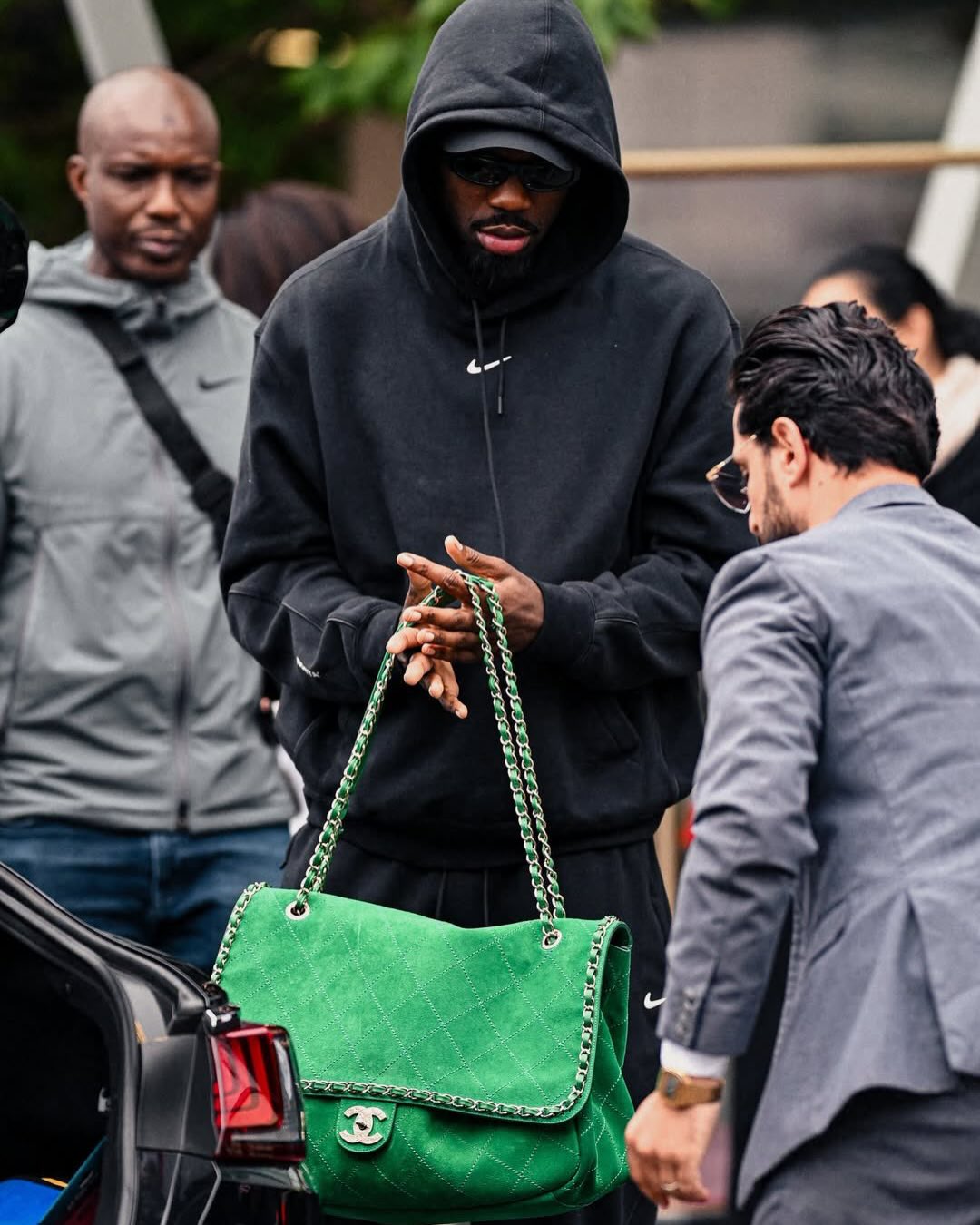 Ousmane Dembélé diện mẫu túi ChanelxPharrell Williams màu xanh nổi bật có giá 9000 USD (khoảng 240 triệu đồng). (Nguồn: Instagram)