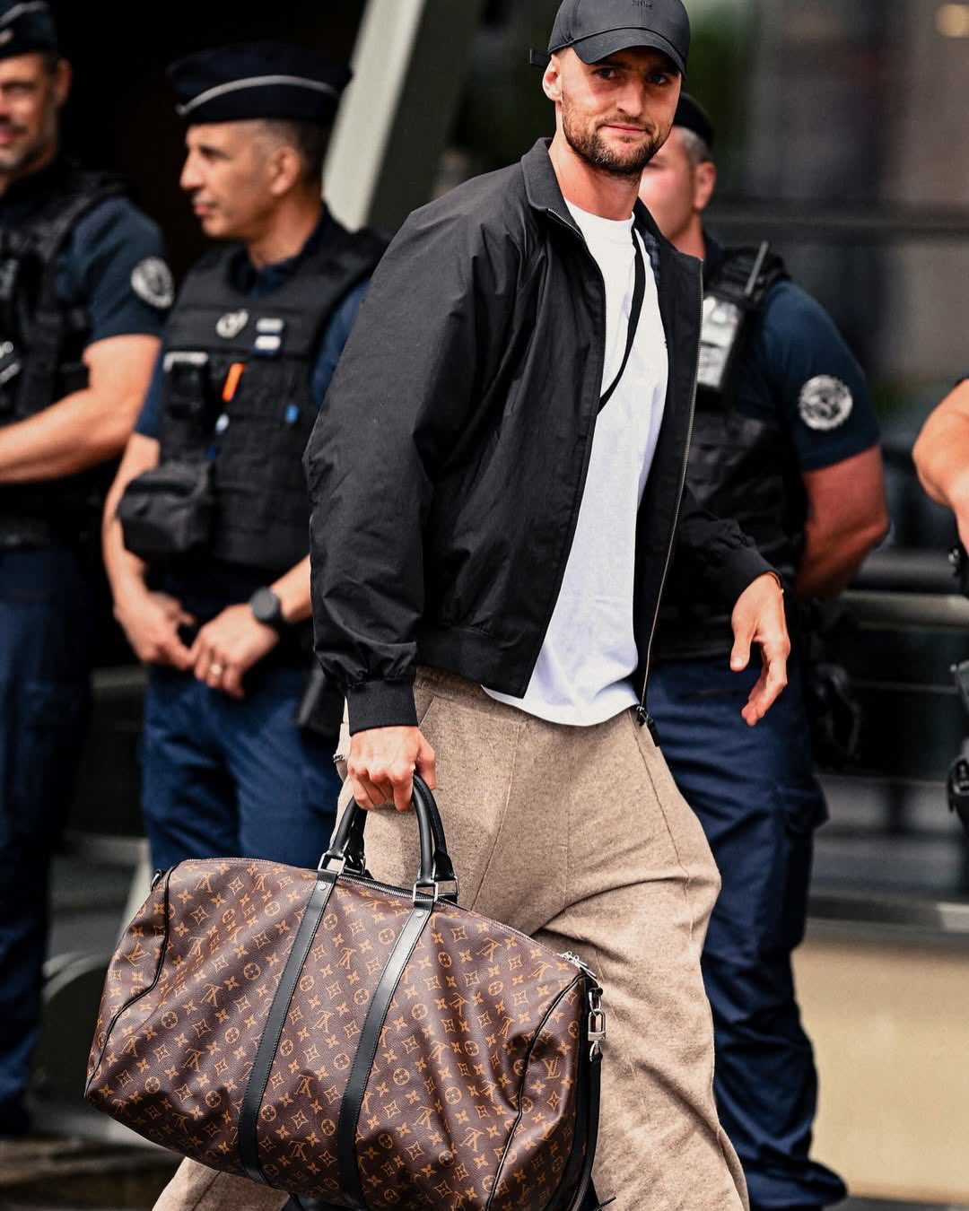 Mẫu túi Keeppall Bandouliere 45 của Louis Vuiton có giá gần 80 triệu đồng được Adrien Rabiot diện cùng với outfit đơn giản. (Nguồn: Instagram)