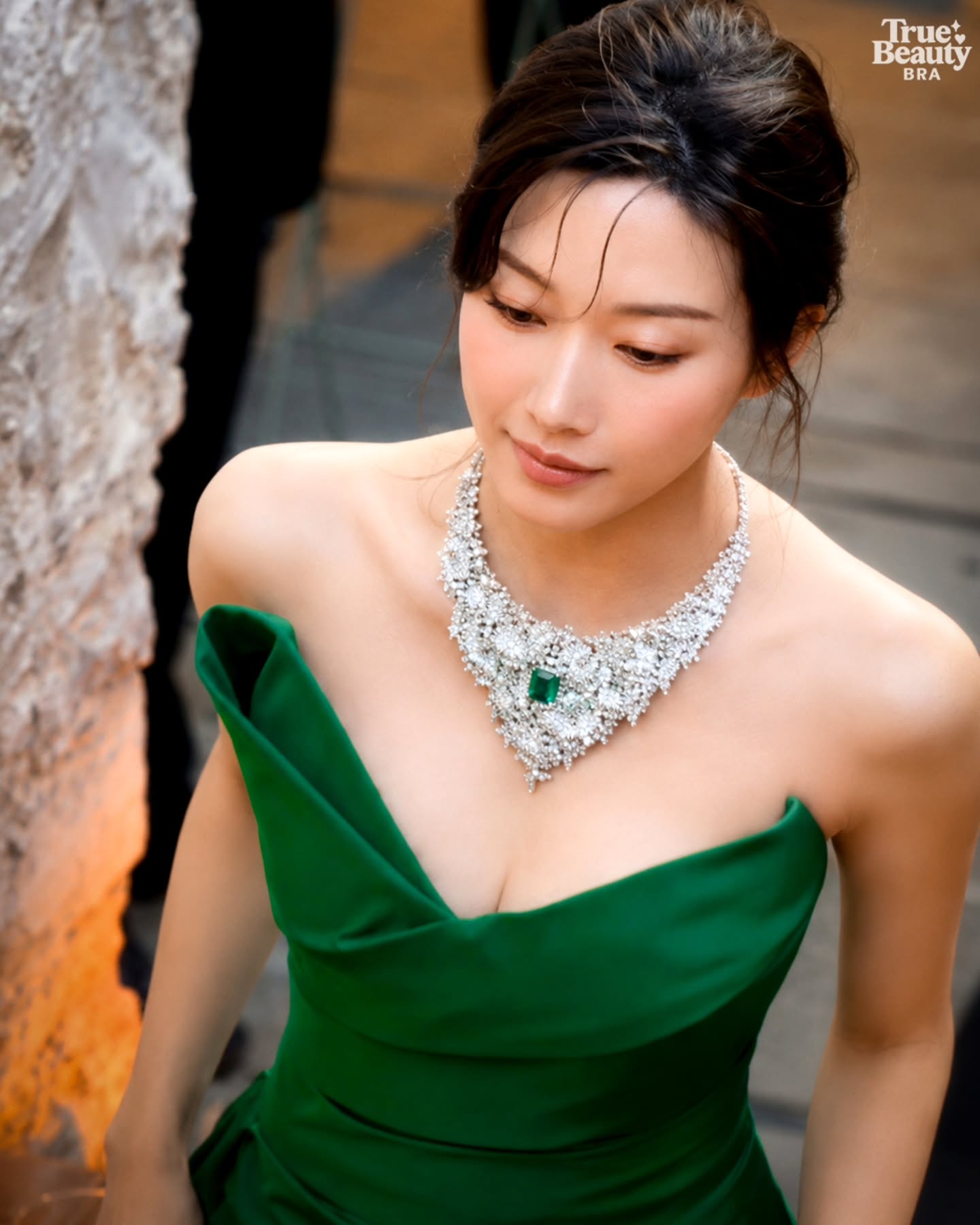 Body mảnh mai, vòng 1 sexy của Moon Ga Young được tôn trọn vẹn với bộ váy này.