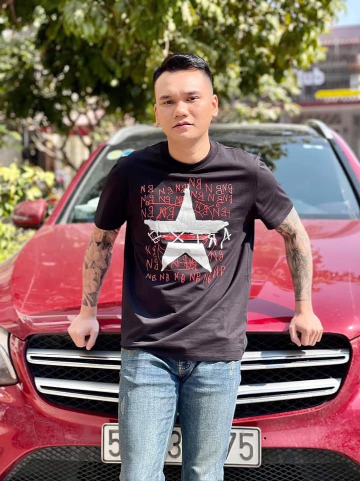 Bên cạnh âm nhạc, Khắc Việt còn gây chú ý khi có cuộc sống khá thành công ở lĩnh vực kinh doanh. Ảnh: FBNV