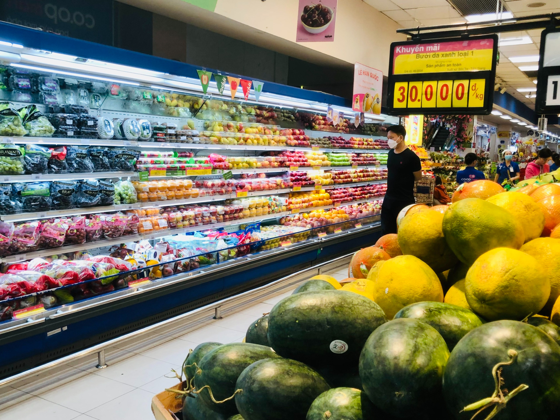Vì sao nhiều gia đình thích mua hoa quả ở siêu thị hơn ở chợ?