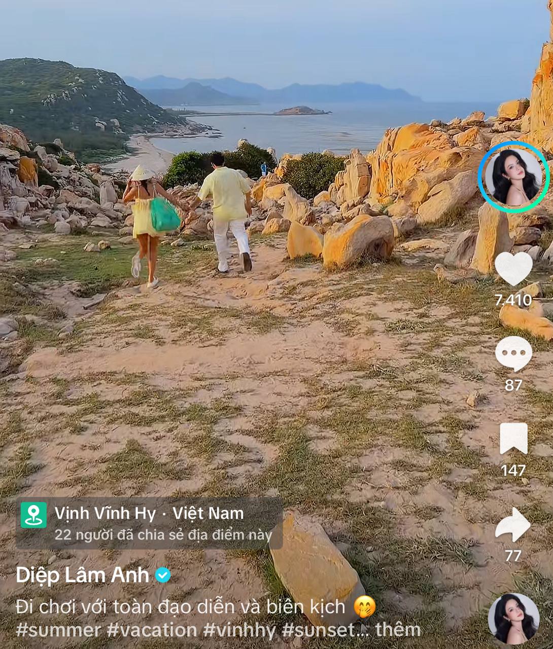 Cô còn chia sẻ hình ảnh cả hai nắm tay tình tứ đi dạo bên nhau. Ảnh: TikTok nhân vật