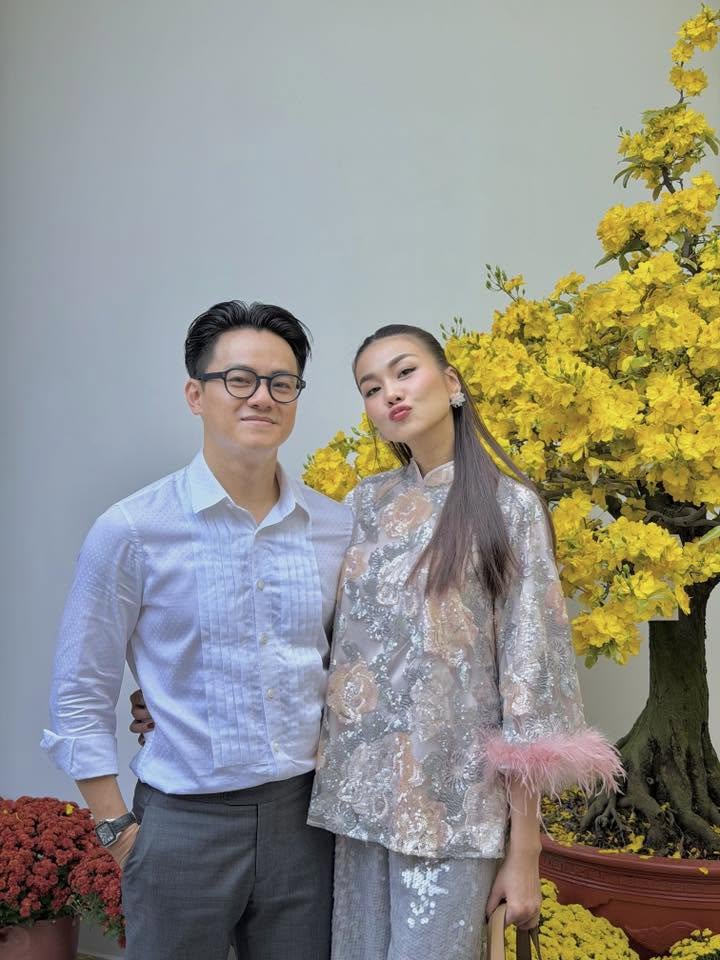 Hiện anh chỉ huy dàn nhạc tại Nhà hát Giao hưởng nhạc vũ kịch TPHCM.
