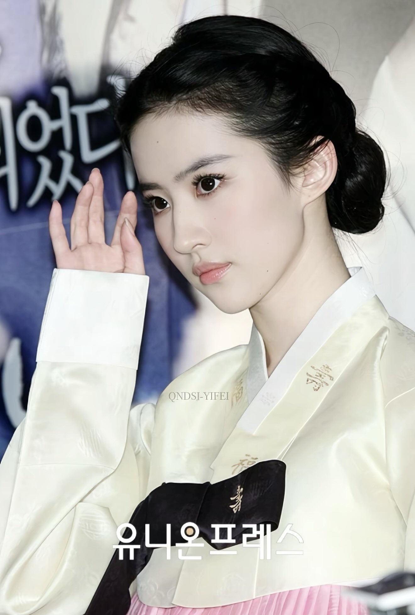 Lớp makeup trong veo càng làm nổi bật làn da trắng mịn cùng đường nét thanh tú. (Ảnh: Threads)