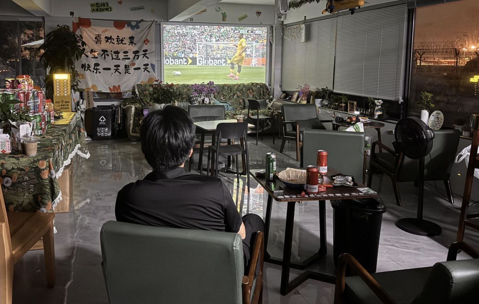 Người đàn ông mời 4.000 người đến xem World Cup cùng mình nhưng kết quả không một ai đến