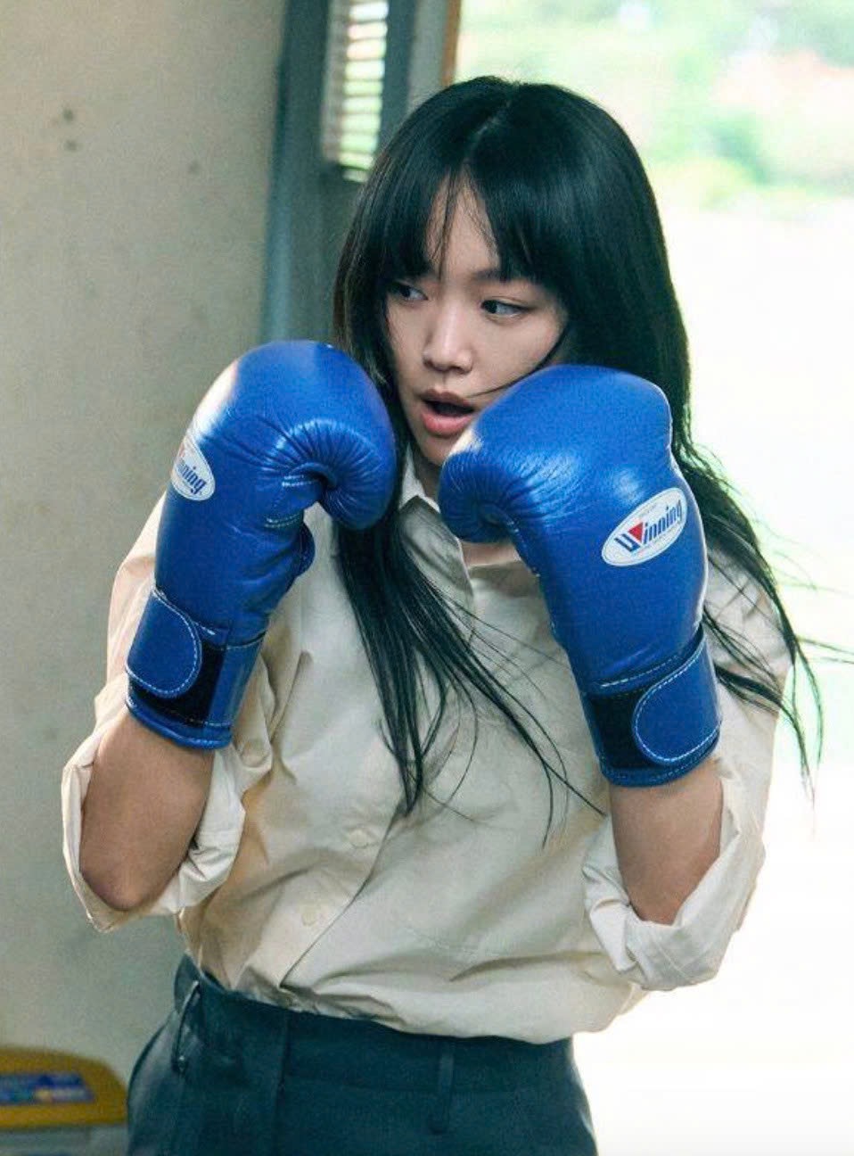 Tạo hình của Jin Ki Joo trong phim cá tính và mạnh mẽ. (Nguôn: Instagram)