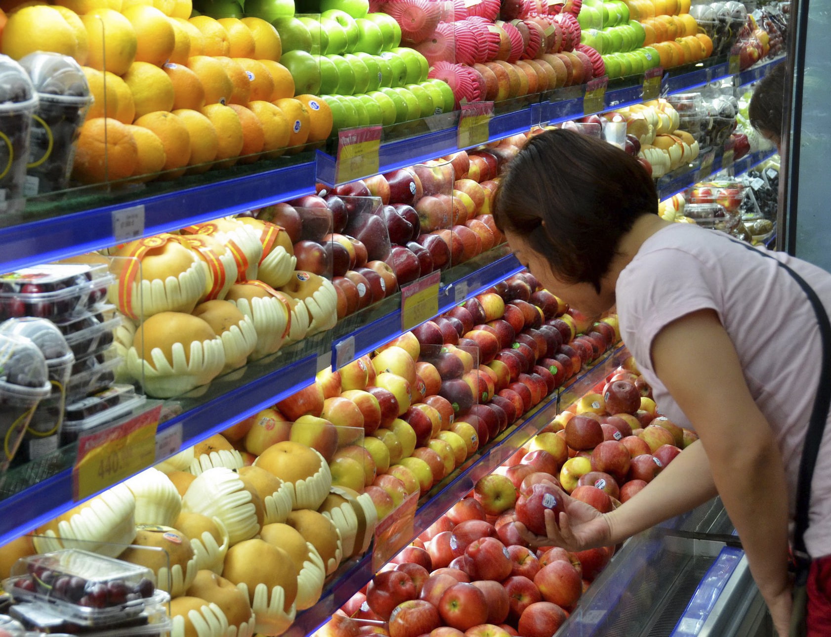 Vì sao nhiều gia đình thích mua hoa quả ở siêu thị hơn ở chợ?