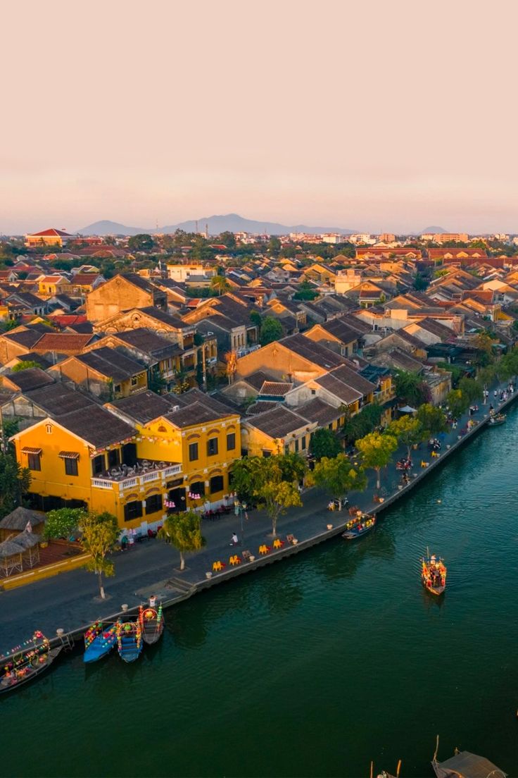 Sau hơn 400 năm, Hội An vẫn giữ được những mái nhà cổ, con phố nhỏ và không gian văn hóa đặc trưng đã làm nên tên tuổi của mình