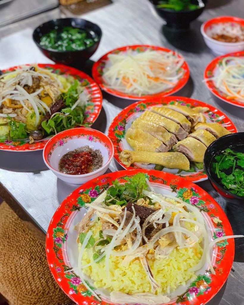 Cao lầu và cơm gà là hai món nên thử khi tới Hội An