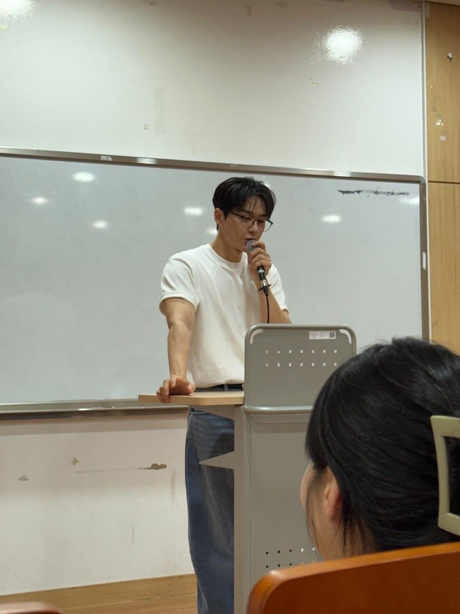 Nhan sắc không khác gì nam thần học đường của L. (Ảnh: Threads)