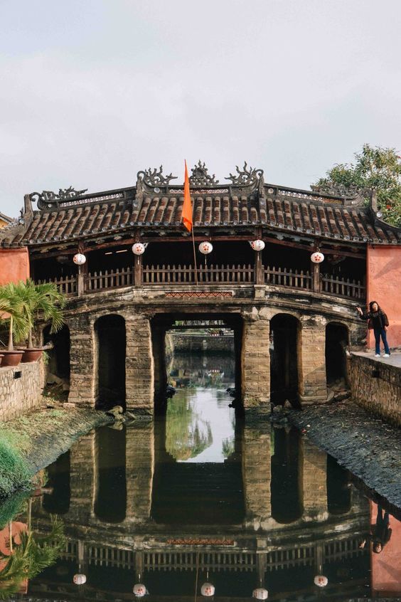 Chùa Cầu được các thương nhân Nhật Bản xây dựng vào khoảng cuối thế kỷ XVI - đầu thế kỷ XVII