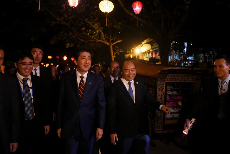 Thủ tướng Nhật Bản Shinzo Abe tản bộ tại khu phố cổ Hội An năm 2017. Ảnh: VGP