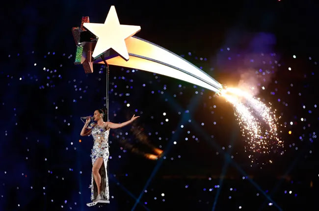 Katy Perry từng mang đến nhiều sân khấu vô cùng mãn nhãn và hoành tráng