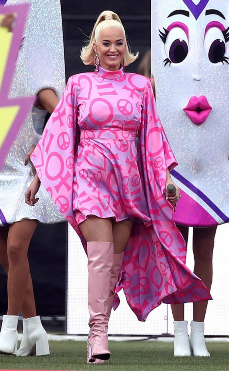Thậm chí, Katy Perry từng gây bão toàn cầu vì đang mang thay vẫn cháy hết mình trong màng trình diễn tại ICC Women’s T20 World Cup 2020