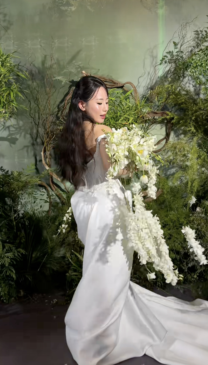 Nhiều người cho rằng hoa cưới nên gọn nhẹ thay vì quá rườm rà