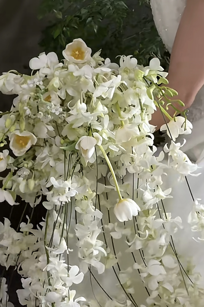 Cận cảnh bó hoa được làm từ hoa lan, hoa tulip