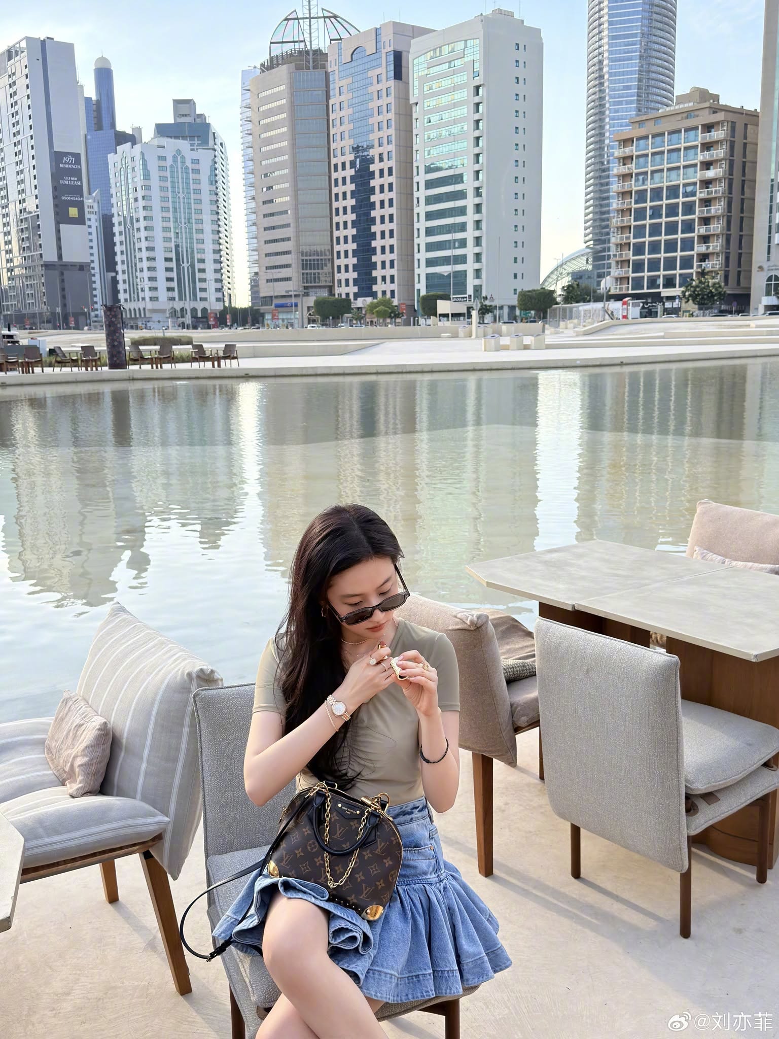 Bóng lưng của “chị đẹp” U40 khiến triệu cô gái bật dậy tập thể dục: Body cỡ này bảo sao mặc gì cũng đẹp mê