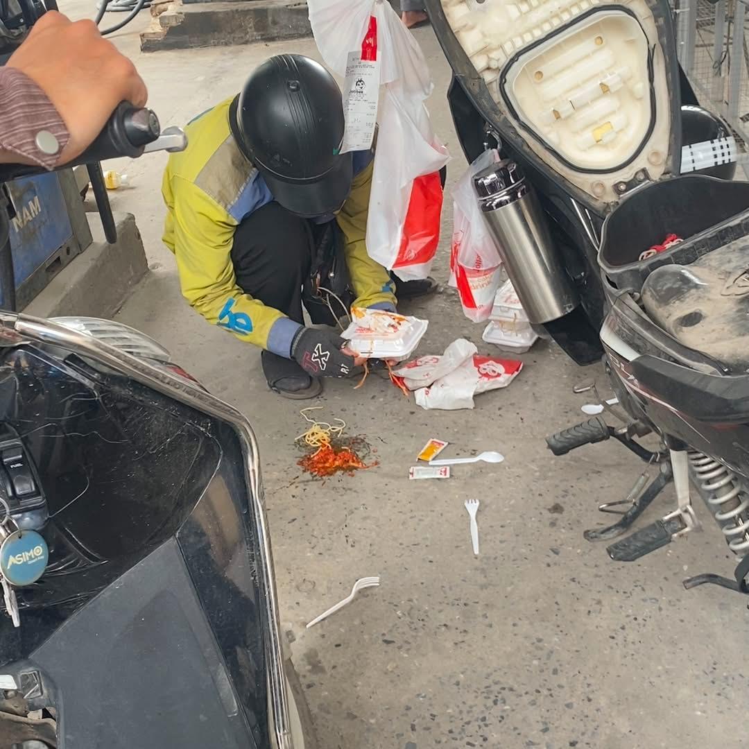 Nam shipper ngồi nhặt từng cọng mì giữa trưa nắng sau va chạm, hành động chủ quán xứng đáng được tuyên dương