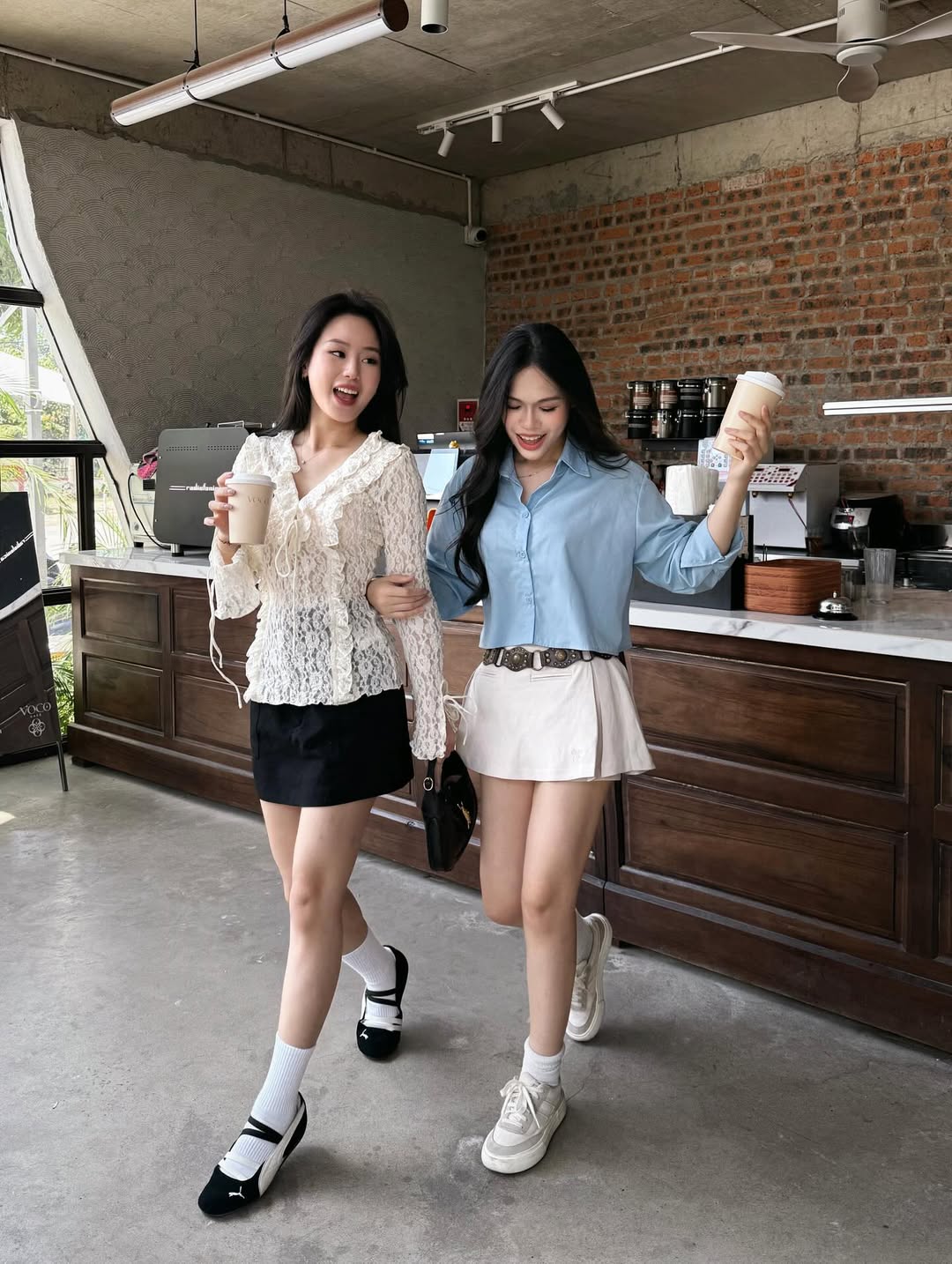 Cô dâu ôm bó hoa cưới nặng 5kg viral MXH: Tiểu thư Hà Tĩnh, đời thường cực xinh, style lại siêu cuốn