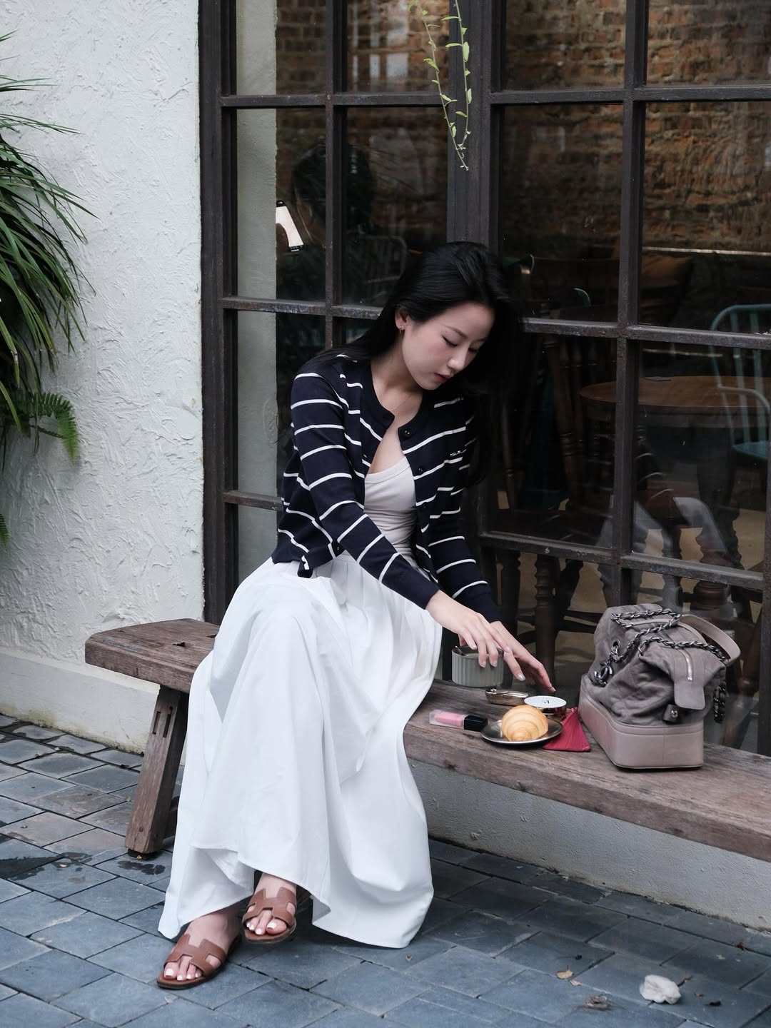 Cô dâu ôm bó hoa cưới nặng 5kg viral MXH: Tiểu thư Hà Tĩnh, đời thường cực xinh, style lại siêu cuốn