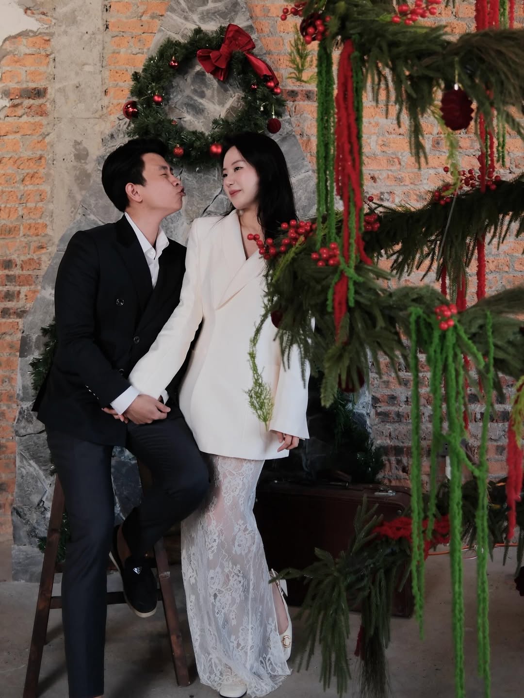 Cô dâu ôm bó hoa cưới nặng 5kg viral MXH: Tiểu thư Hà Tĩnh, đời thường cực xinh, style lại siêu cuốn