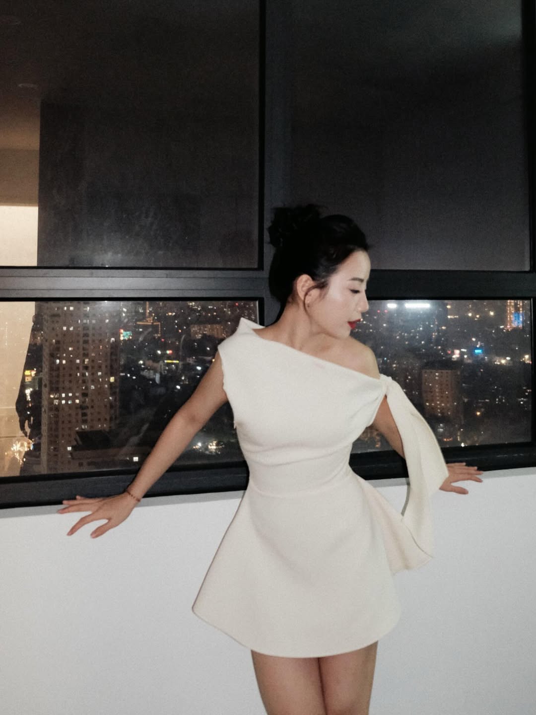 Cô dâu ôm bó hoa cưới nặng 5kg viral MXH: Tiểu thư Hà Tĩnh, đời thường cực xinh, style lại siêu cuốn
