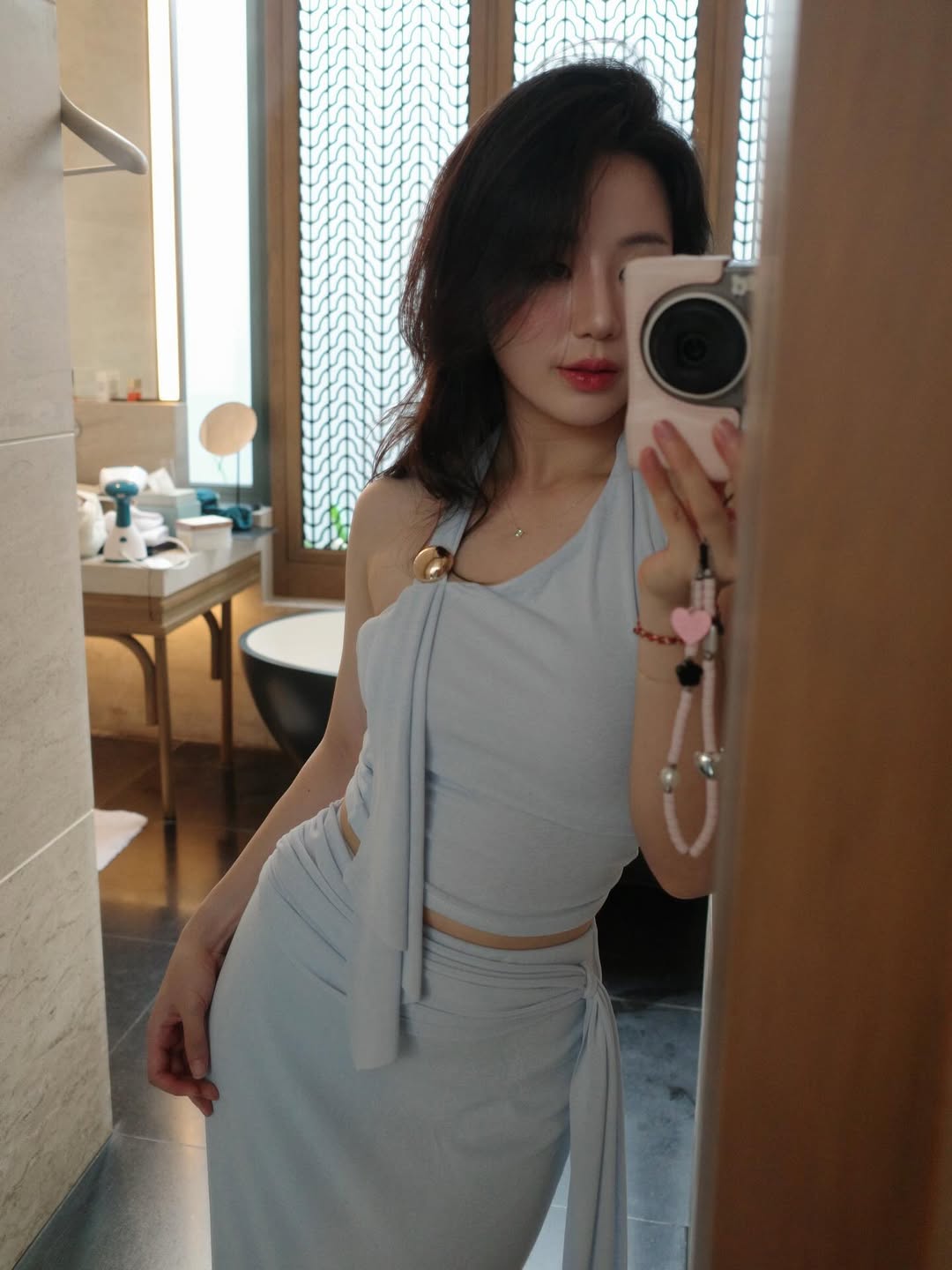 Cô dâu ôm bó hoa cưới nặng 5kg viral MXH: Tiểu thư Hà Tĩnh, đời thường cực xinh, style lại siêu cuốn