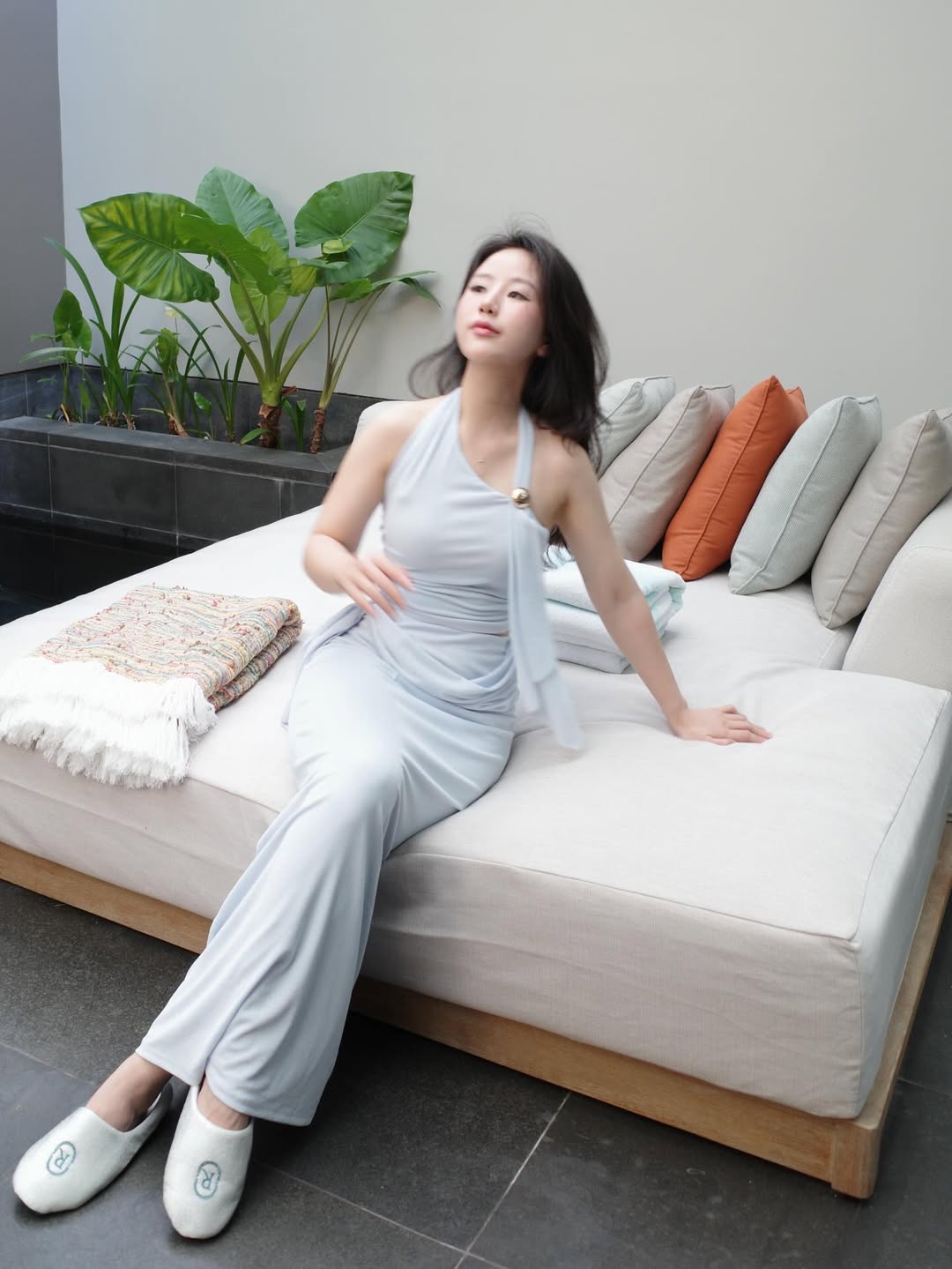 Cô dâu ôm bó hoa cưới nặng 5kg viral MXH: Tiểu thư Hà Tĩnh, đời thường cực xinh, style lại siêu cuốn