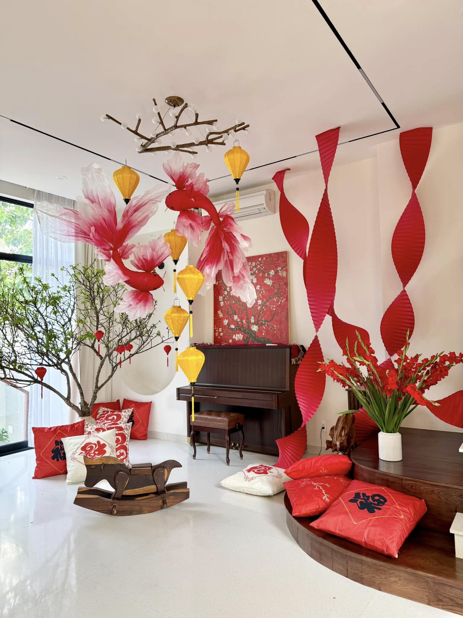 Vào dịp lễ Tết, không gian được Vân Trang decor đẹp mắt