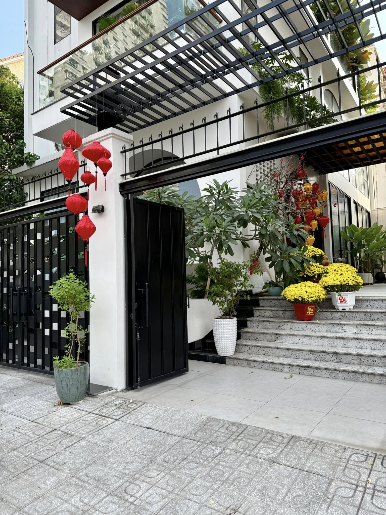 Từ cổng vào đã ngập tràn cây hoa, đặc biệt dịp lễ Tết càng được bài trí nhiều hơn giúp không gian thêm sinh động